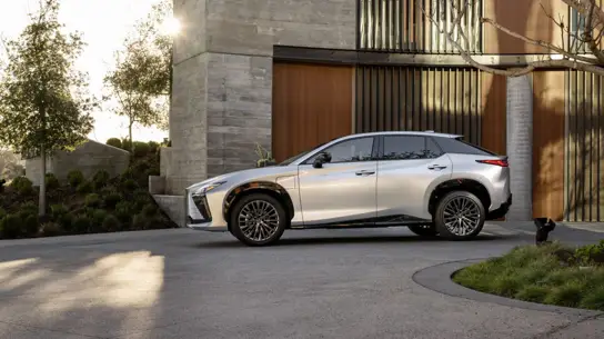 Видео: электрический кроссовер от Lexus подвергли жестким испытаниям