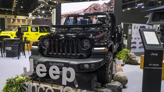 Новая стратегия Jeep: электрические SUV и возможное возвращение к бензиновым двигателям