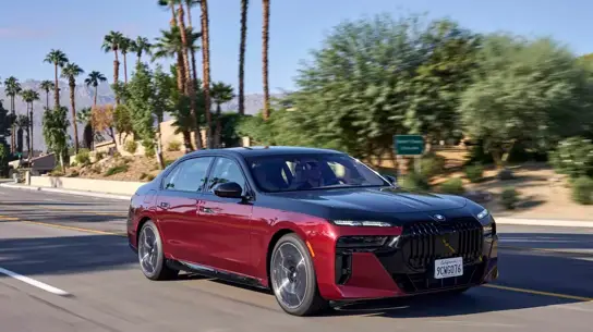 BMW стирает границы: новую «семёрку» можно настроить почти как Rolls-Royce