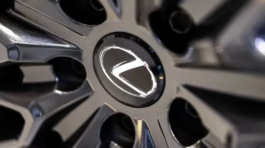 Lexus IS обновили по-взрослому: спецверсия Mode Black V и тонкий рестайлинг
