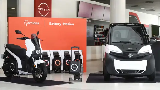 Nissan запускает электромобиль с батареей, которую можно зарядить прямо в офисе или дома