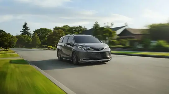 Гибриды решают: почему Toyota Sienna вырвалась в лидеры сегмента в США