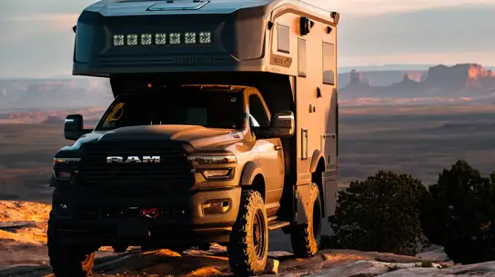 Брутальный стиль и свобода дорог: Storyteller Overland представил новый кемпер для бездорожья
