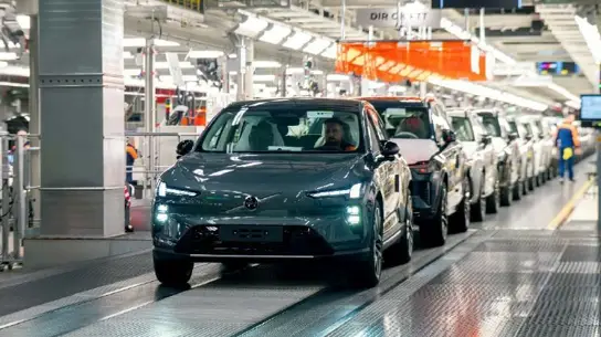 Новая глава шведского бренда: на заводе Volvo появилась новая модель