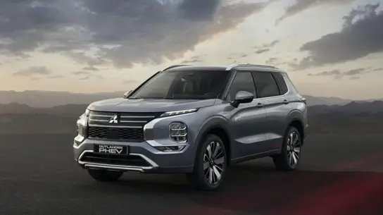 Время экономить топливо: рассекречена цена на обновленный  Mitsubishi Outlander Plug-in Hybrid