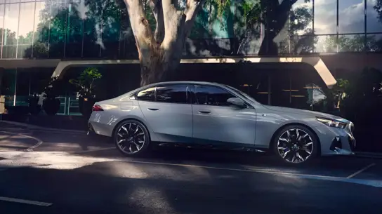 Рестайлинг BMW i5: больше экранов вместо «лошадей»