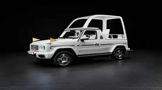 Электрический G-Class, старый Renault и Dacia Duster: автопарк Папы Франциска был без брони, но с душой