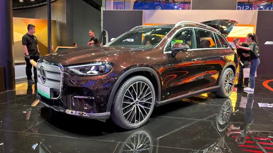 Mercedes сделал GLC электрическим, но оставил ему классическую роскошь: решетка светится от радости