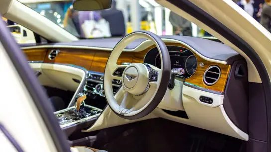 Невидимые экраны: Bentley делает роскошь совсем незаметной