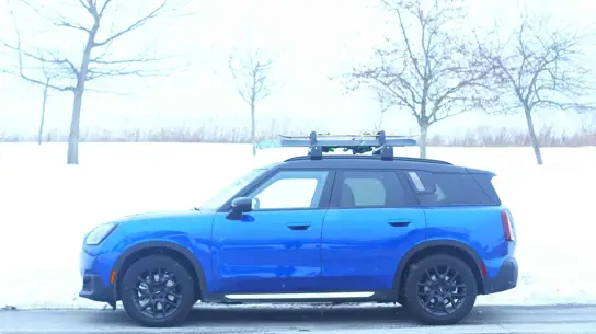 MINI добавил внедорожные опции: новые шины и пакеты там, где не ждали
