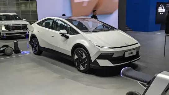 Hyundai делает ставку на необычный Ioniq V: быстрый седан с запасным ДВС и зарядкой 800 В