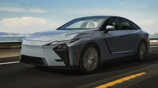 Lexus ES 2026 получил опции бизнес-класса: сколько за это попросят