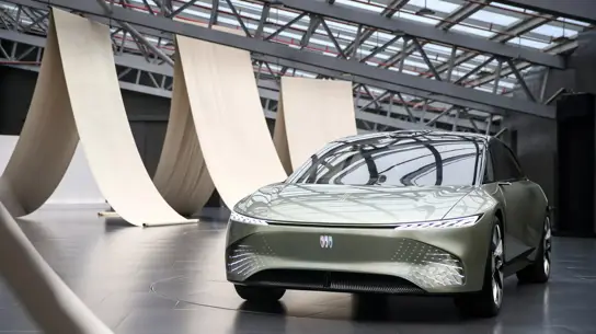Будущие электромобили GM могут получить двери типа «крыло чайки» и кучу экранов