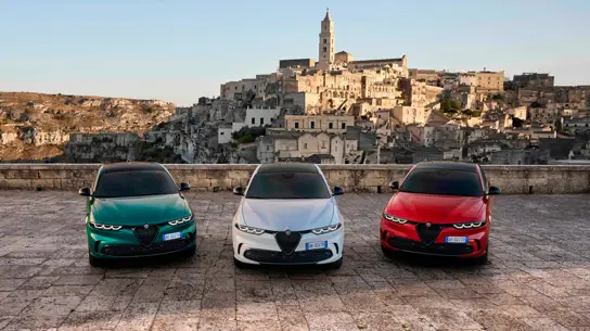 Alfa Romeo предлагает собрать итальянский флаг из трех моделей
