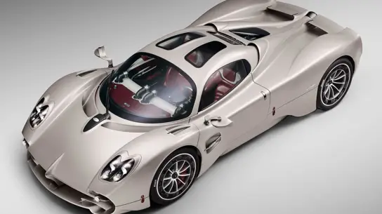 Через год на свет появился эксклюзивный Pagani Utopia с элементами настоящей луны