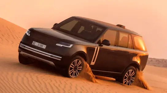 Defender сможет летать: Land Rover готовит систему для прыжков по дюнам