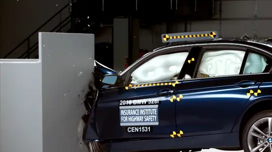 Тройку BMW разбили, но она оказалась хуже Audi: кто самый безопасный из премиума
