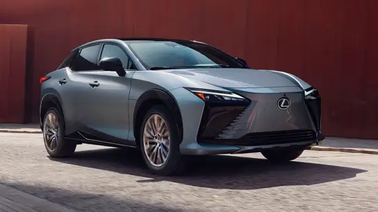 Роскошный электрический кроссовер Lexus станет дешевле. И вот почему