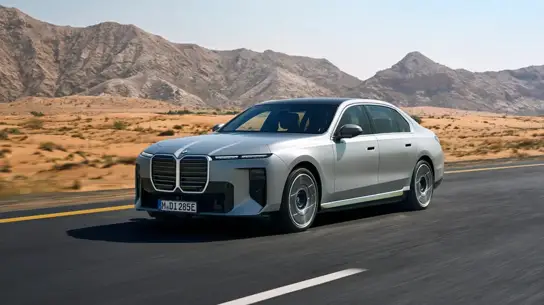 Обновлённая «семёрка» BMW получила новый салон: ставка на технологии