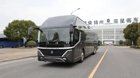 Автобус с дизайном Pininfarina, 49–59 мест и дизель 389 л.с.: теперь официально в России