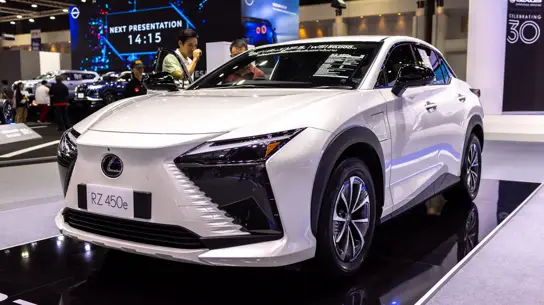 Lexus сделал невозможное: компания решила принять участие в ценовой войне с Tesla