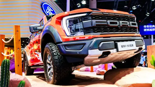 Редкий зверь на дорогах Европы: самый мощный пикап Ford продается вдвое дороже США
