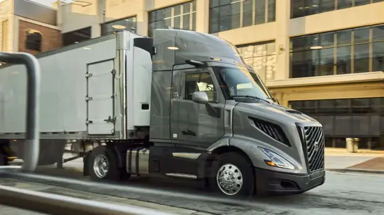 Начало новой эры грузовых перевозок: Volvo Trucks запускает производство тягача VNR