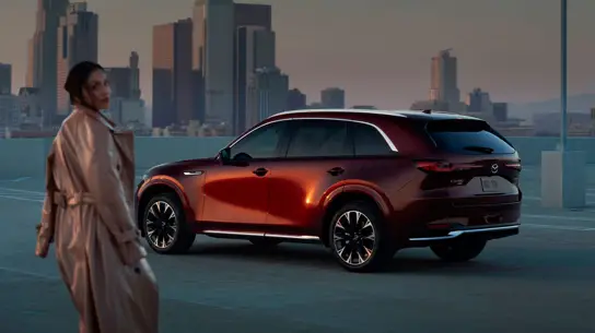 Не стоит ехать близко к впереди идущему автомобилю, особенно если это Mazda CX-90