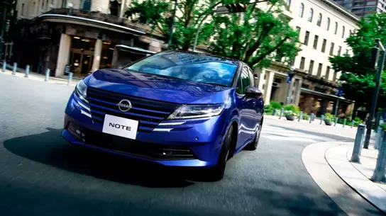 Новый нос и ретро-колпаки: в Японии обновлен Nissan, который больше не появится в Европе