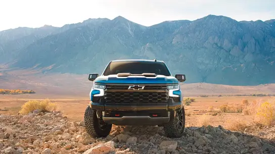 Не чистый EV, но уже с розеткой: Silverado и Sierra готовят в версии PHEV