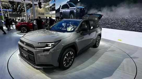 Кроссоверы Toyota RAV4 в опасности в США: отзыв 4 авто 2025 года из-за роботов