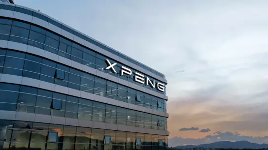 XPeng заявила о преимуществе VLA над Tesla FSD в сложных условиях