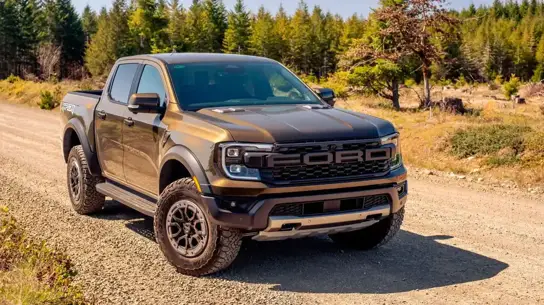 Противоречия рейтинга: что скрывают цифры продаж Toyota HiLux и Ford Ranger?