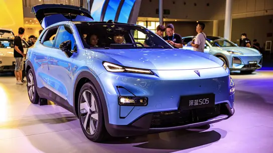 Полный привод и 500 км хода: Changan готовит электрический Deepal S05 для РФ