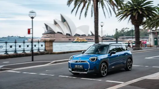 Маленький кроссовер MINI получил 405 км хода и салон как гаджет