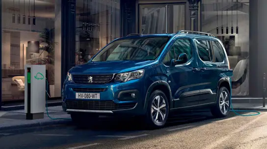 Самый универсальный электромобиль Peugeot сменил лицо и увеличил запас хода