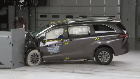 Семейные машины оказались не самыми безопасными автомобилями во всем мире: что говорят в IIHS