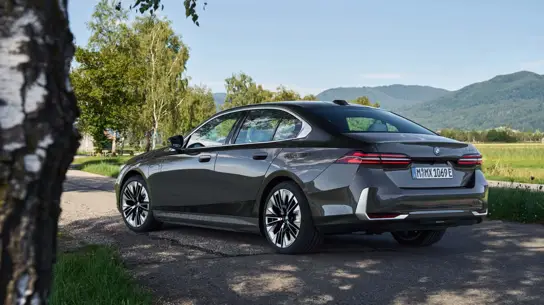 489 л.с. и запас хода около 100 км: представлены новые седаны BMW