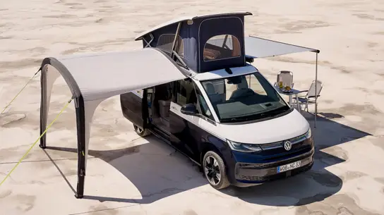 Большая кухня, подъемный верх и комфорт загородной виллы: Volkswagen обновил свой культовый кемпер