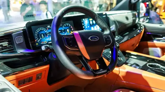 Прощаемся с неудобствами зарядки: у Ford появился гениальный способ быстро подключить телефон в авто