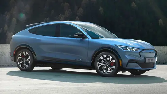Электрический Mustang стал ярче: Mach-E 2026 в цвете Adriatic Blue