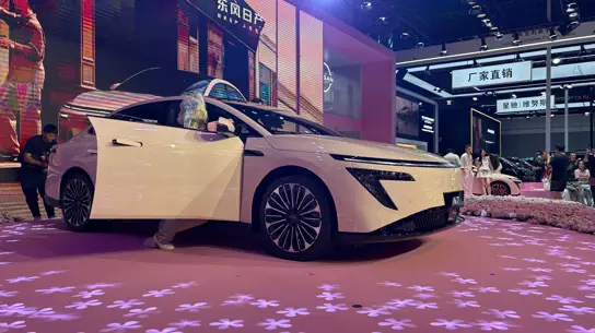 До 635 км запаса хода, умные кресла, холодильник и ИИ-функции: все по цене LADA Vesta