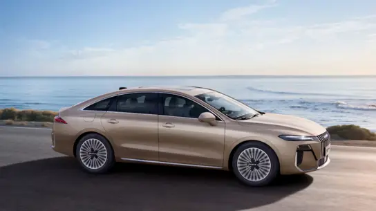Roewe M7 2025: гибрид на 2050 км и встроенный ИИ от ByteDance дешевле LADA Iskra
