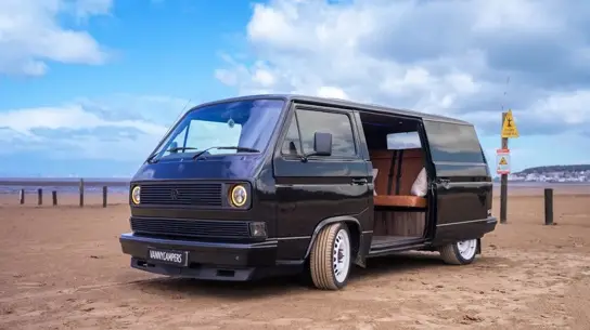Юбилейный VW T25 от VannyCampers превратили в стильный дом на колесах