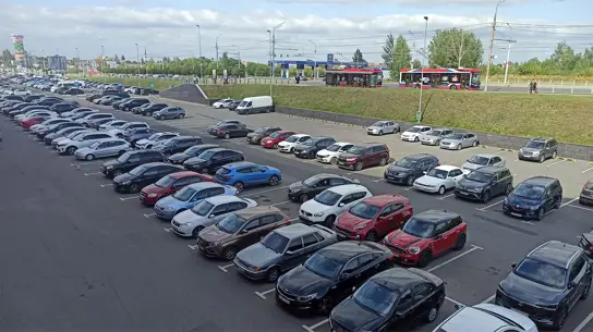 Россияне снова пошли за машинами с пробегом: новые авто и кредиты стали слишком дорогими