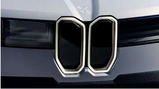 BMW опять поменяет фирменную решетку радиатора: она перестала расти в размерах, но будет совсем другой