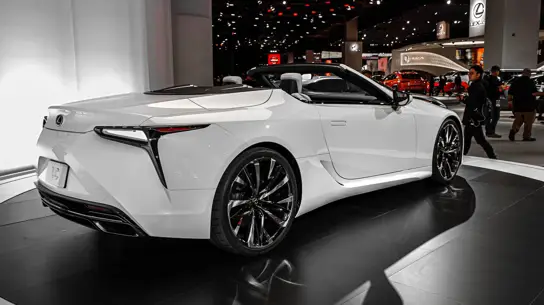 Компания Lexus позаимствует разработки у Tesla для будущих электромобилей