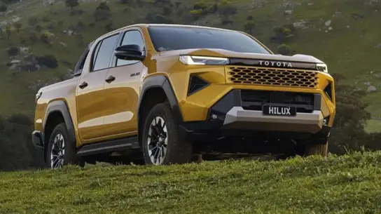 Hilux возвращается с выбором: экономичный дизель или полный привод на электротяге