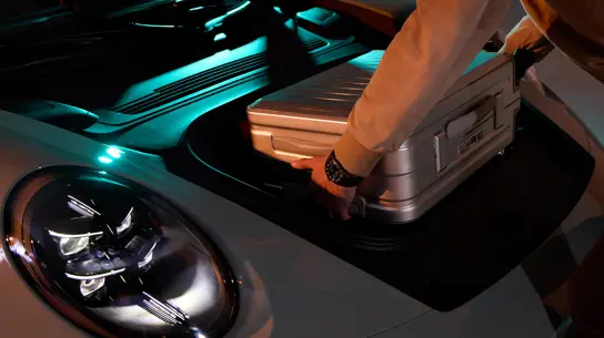 Когда 911 сделан из алюминия и отдаленно напоминает машину: Porsche решила заработать на путешественниках