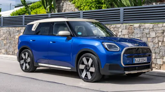 MINI Countryman E бросает вызов расстоянию: теперь хватит заряда на весь отпуск